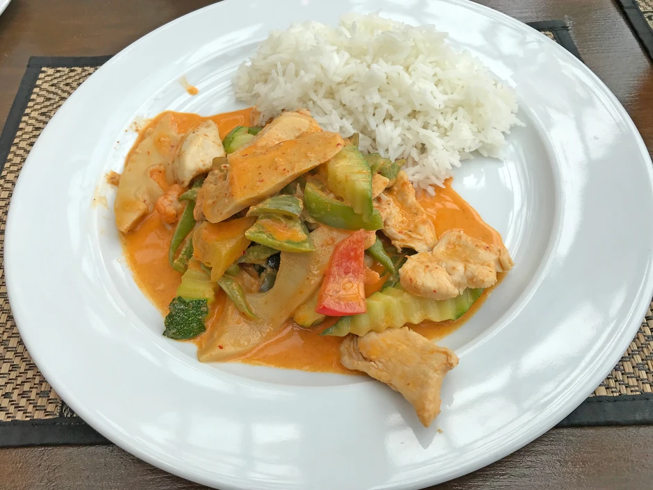 Huhn in roter Currysoße (Gaeng Pet Gai)