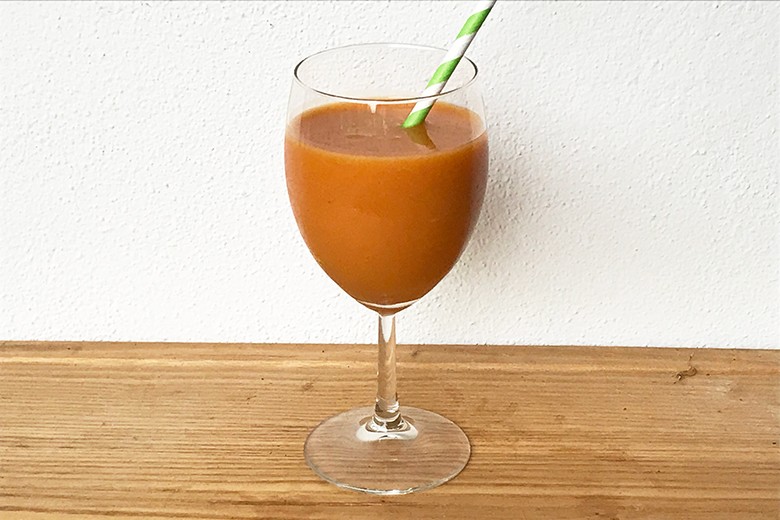 Alkoholfreier Orangen-Karottencocktail