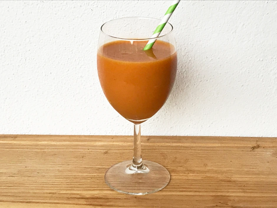 Alkoholfreier Orangen-Karottencocktail
