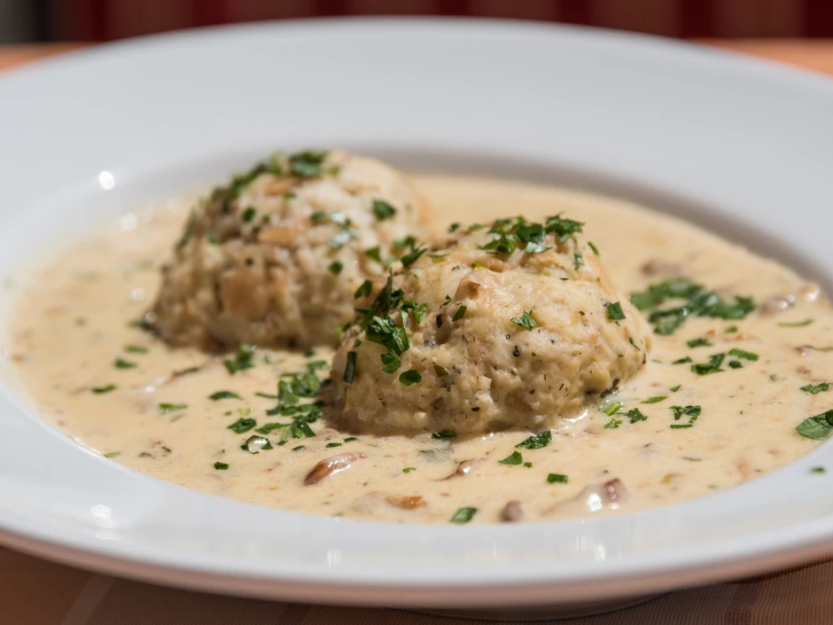 Gemischtes Schwammerl-Ragout mit Mini Semmel-Kn&ouml;deln