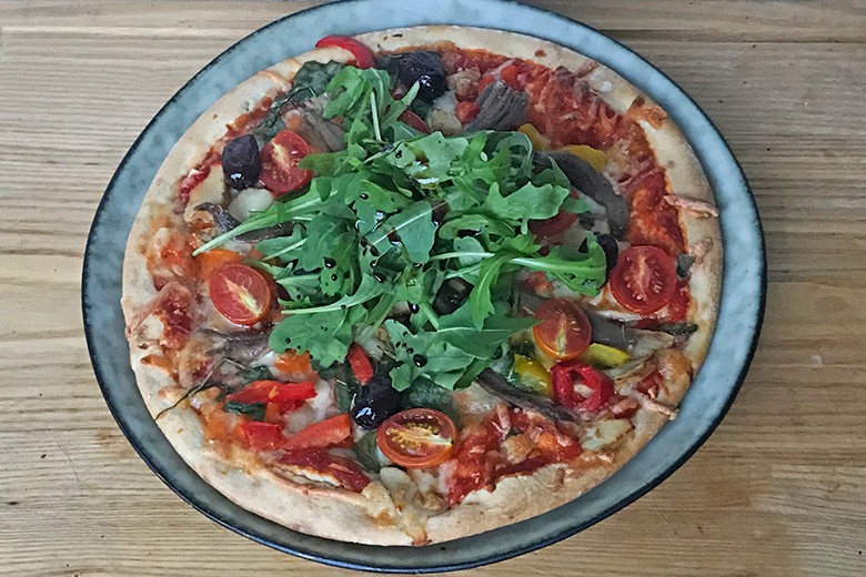 Pizza mit Tomaten und Sardellen