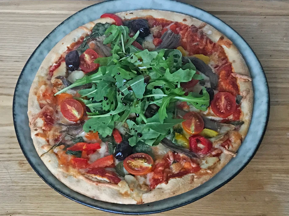 Pizza mit Tomaten und Sardellen