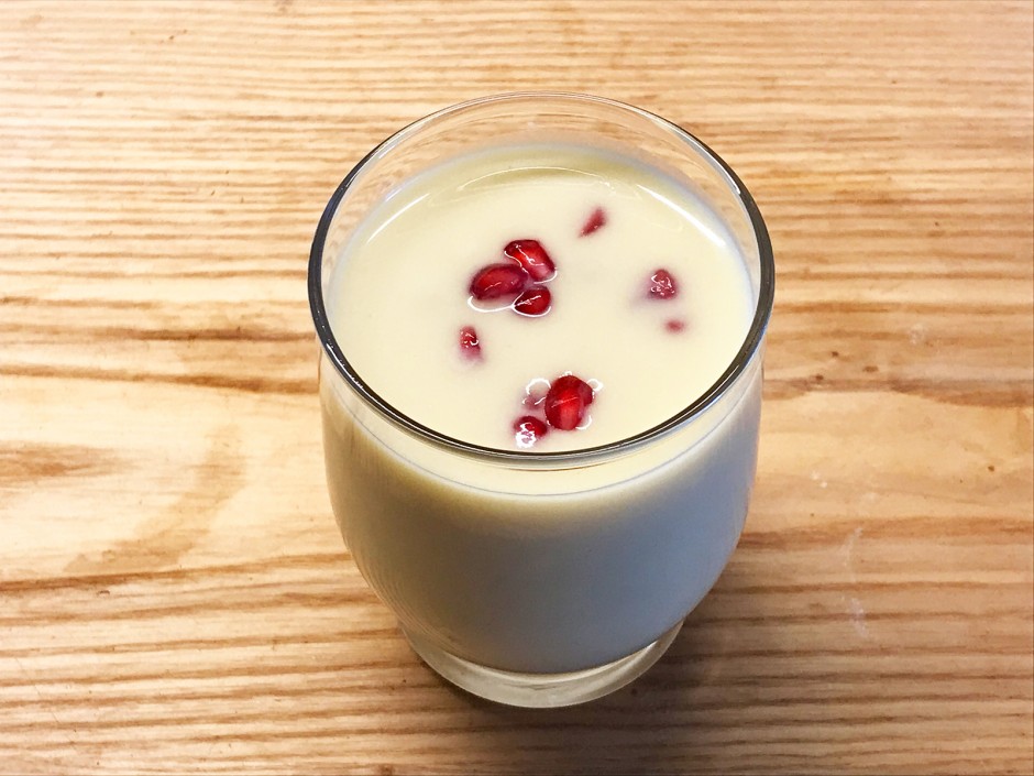 Ananas-Bananen-Smoothie mit Kokos und Granatapfel