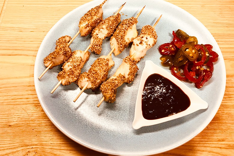 Hühner-Sesam-Spieße mit Jalapenos