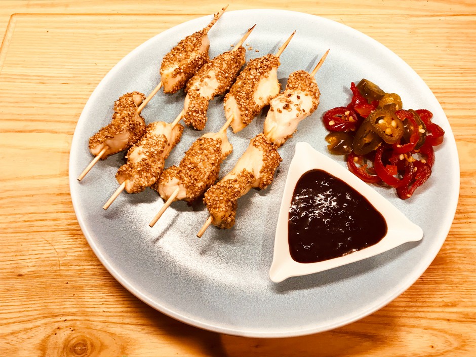 Hühner-Sesam-Spieße mit Jalapenos