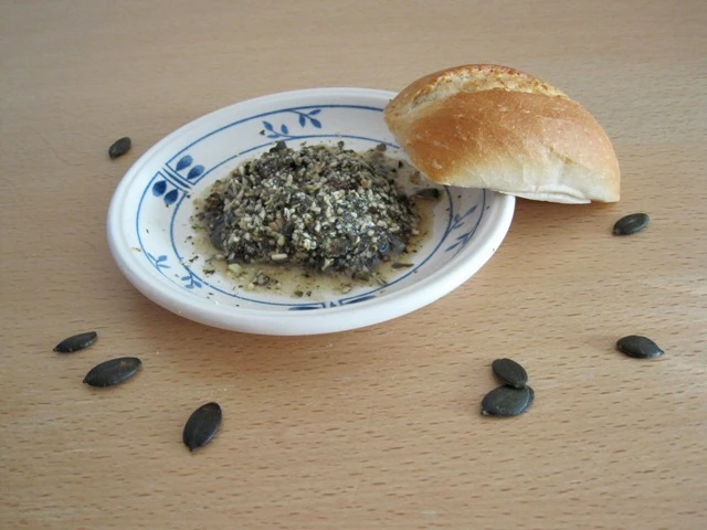 K&uuml;rbiskernaufstrich mit Rosinen