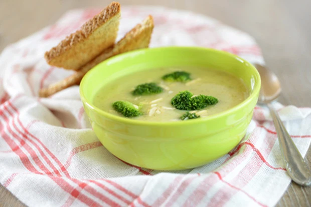 Brokkolicremesuppe mit Blauschimmelk&auml;se
