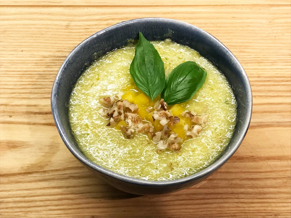 Gelbe Gazpacho mit Mais
