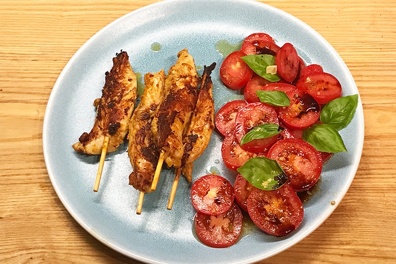 Hühnerfiletspieße in Jalapenomarinade und Tomatensalat