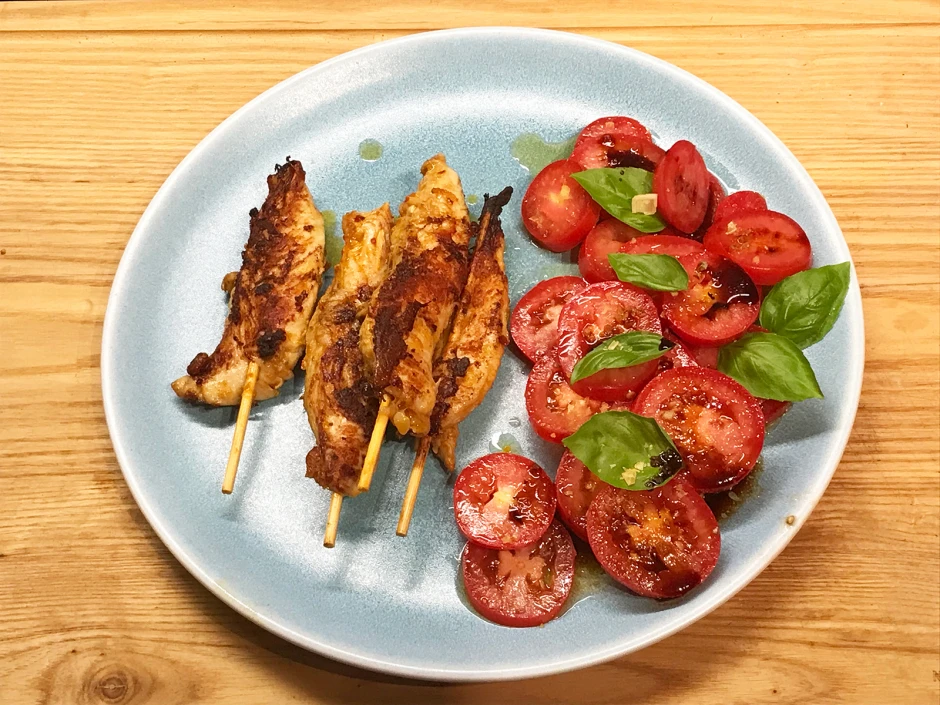 Hühnerfiletspieße in Jalapenomarinade und Tomatensalat