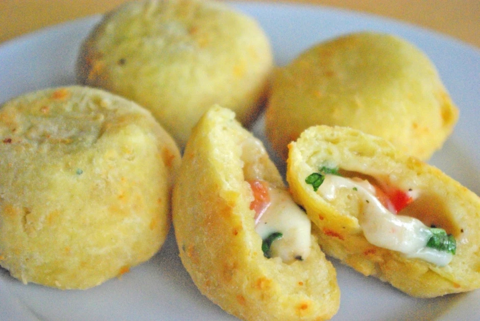 K&auml;sekn&ouml;del mit Paradeiser-Basilikum-F&uuml;lle