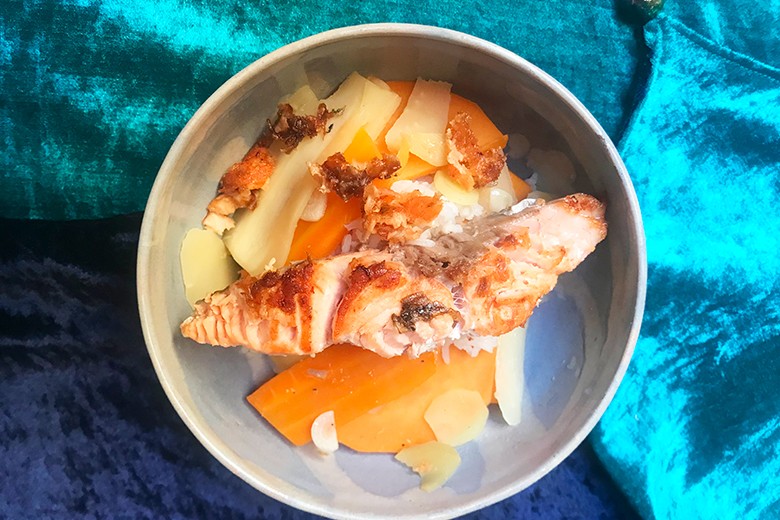 Reistopf mit Wurzelgemüse und gebratenem Lachs