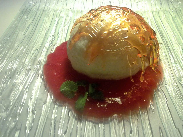 Karamellisierte Topfenknödel mit Erdbeerpüree