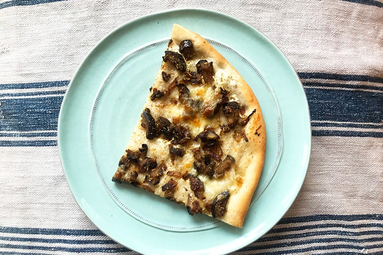 Weiße Pizza mit Melanzani