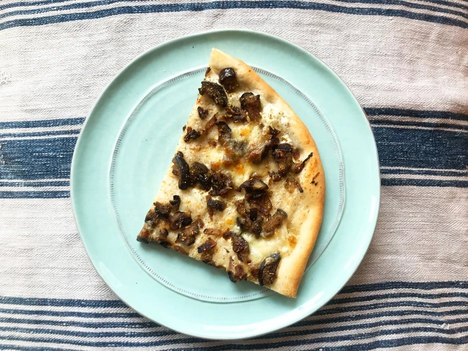 Weiße Pizza mit Melanzani