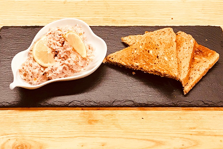 Hawaiianischer Dip mit geräuchertem Fisch