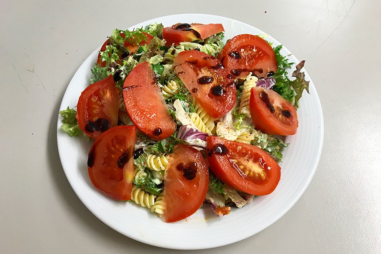 Nudel-Tomaten-Salat