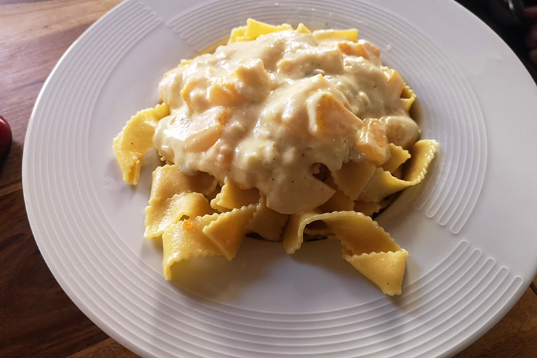 Nudeln mit Pfirsich-Gorgonzolasauce