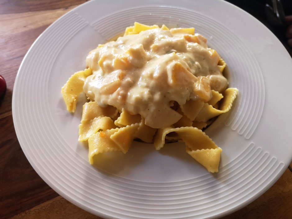 Nudeln mit Pfirsich-Gorgonzolasauce
