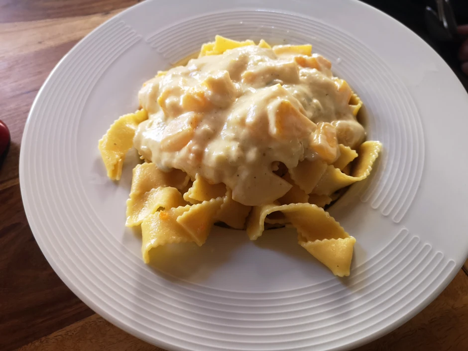 Nudeln mit Pfirsich-Gorgonzolasauce