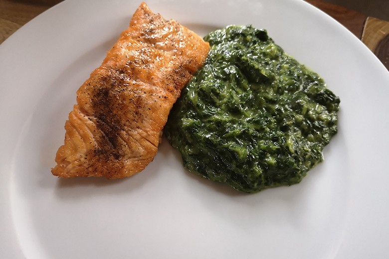 Gebratener Lachs mit Spinat