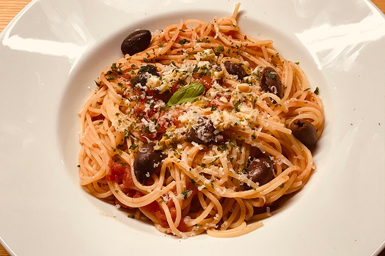 Spaghetti mit Oliven und Knoblauch