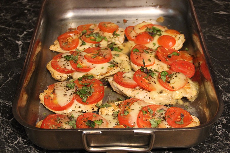 Hühnerschnitzel überbacken mit Tomaten und Mozzarella