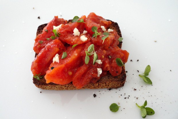 Brot mit Tomatenconfit