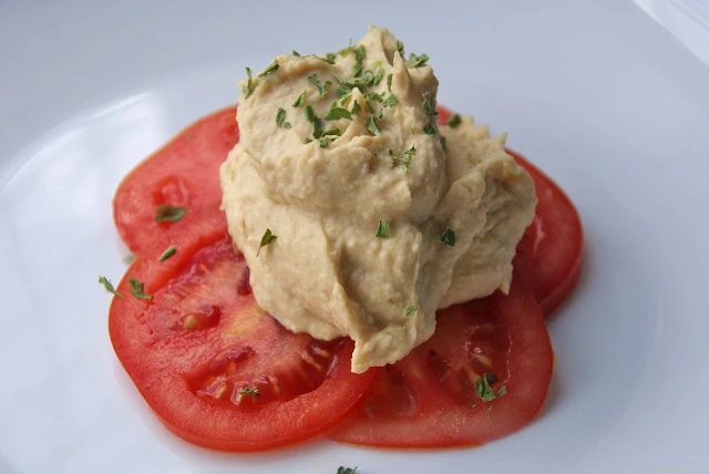 Bohnenmus auf Tomaten