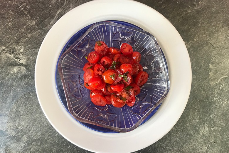 Paradeisersalat mit schwarzem Ribiselsirup