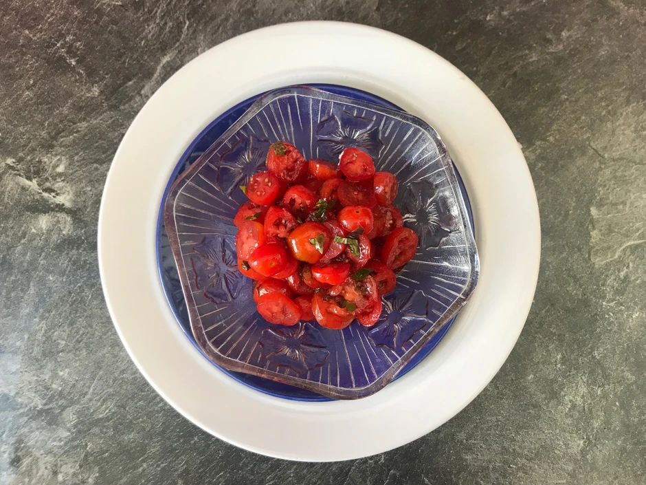 Paradeisersalat mit schwarzem Ribiselsirup