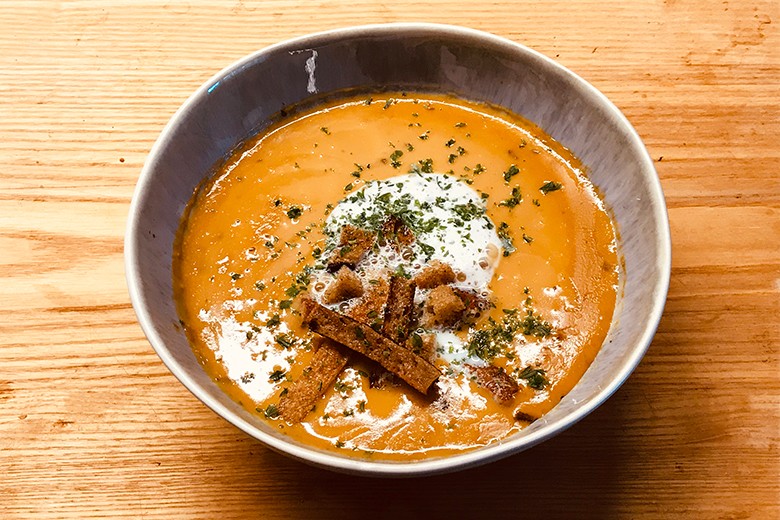 Eierschwammerlsuppe mit Steinpilzen