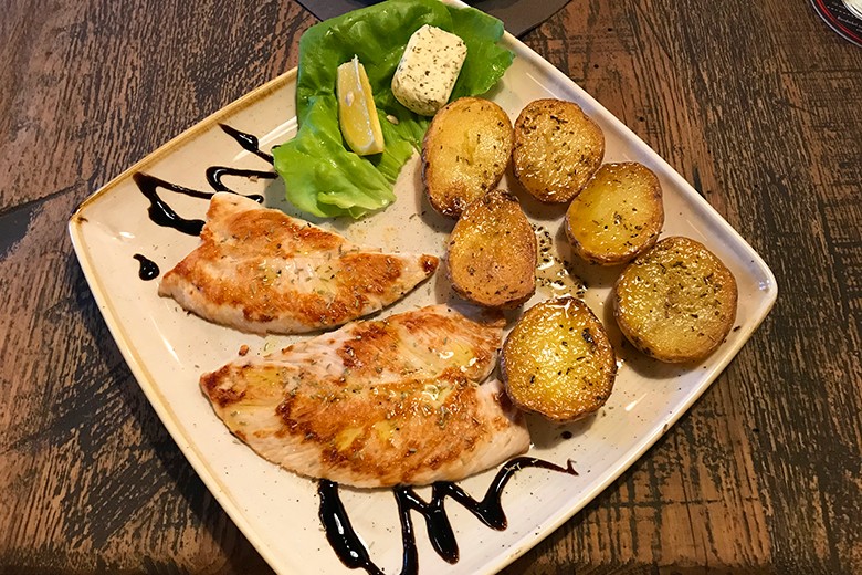 Putenschnitzel mit mediterranen Erdäpfeln