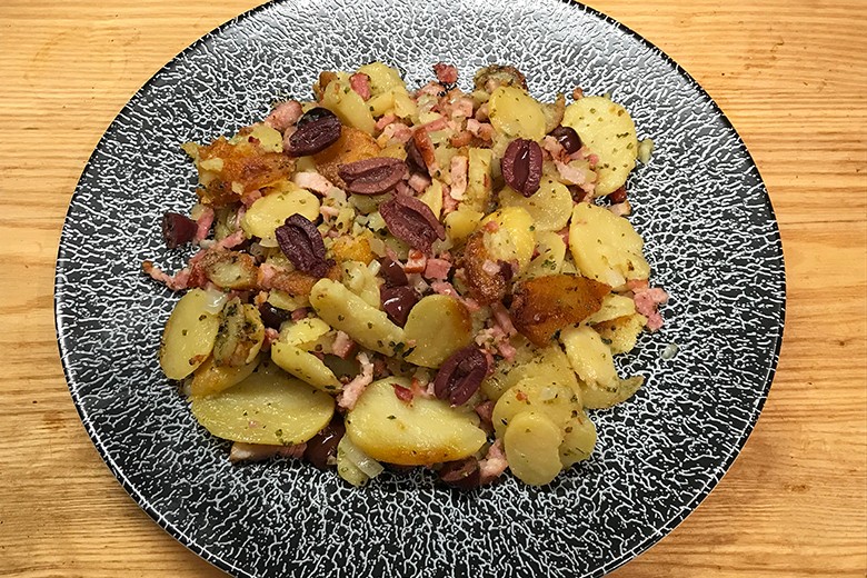 Erdäpfel mit Speck und Oliven