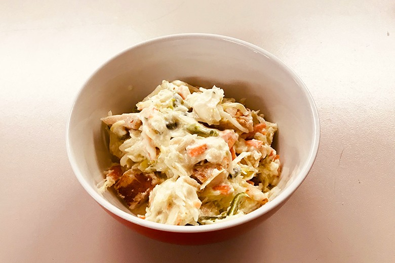 Weißkrautsalat mit Karotten und Hühnchen