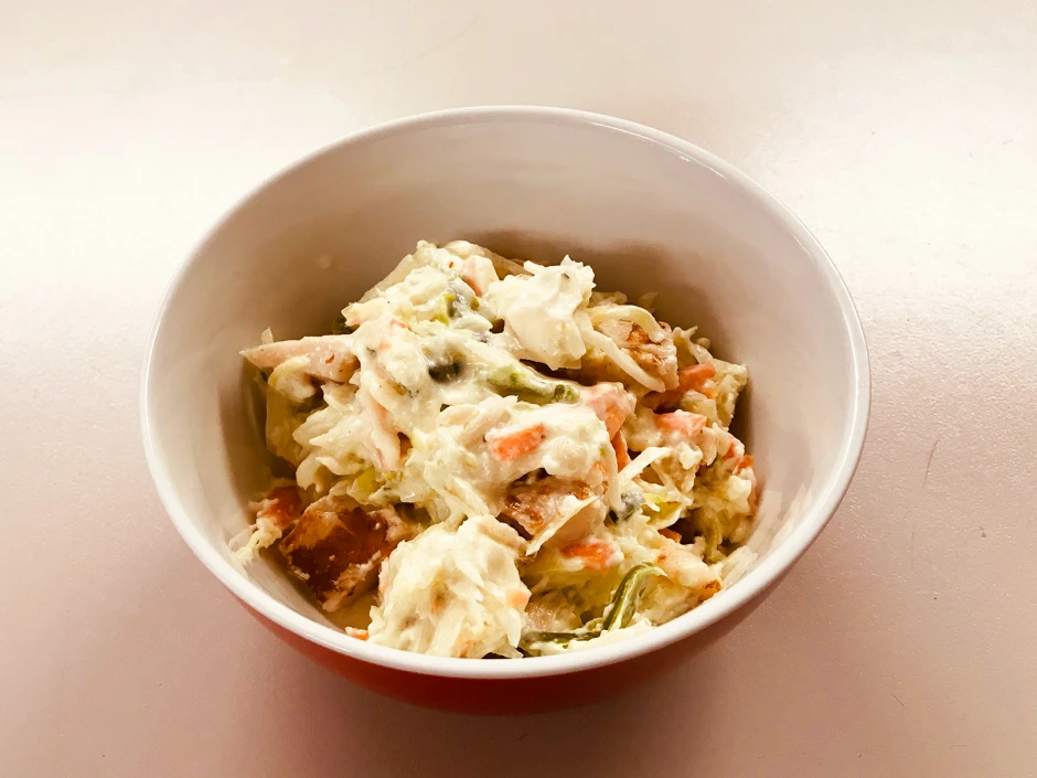 Weißkrautsalat mit Karotten und Hühnchen