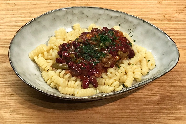 Spiralnudeln in mexikanischer Bohnensoße
