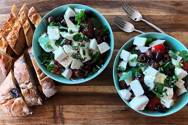 Mediterraner Salat mit Gemüse und Feta