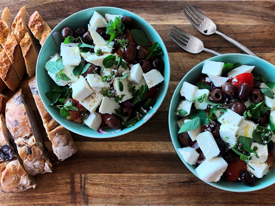 Mediterraner Salat mit Gemüse und Feta
