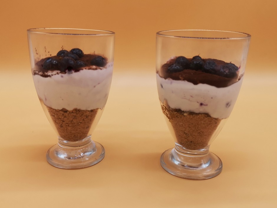 Buttermilch-Tiramisu mit Heidelbeeren