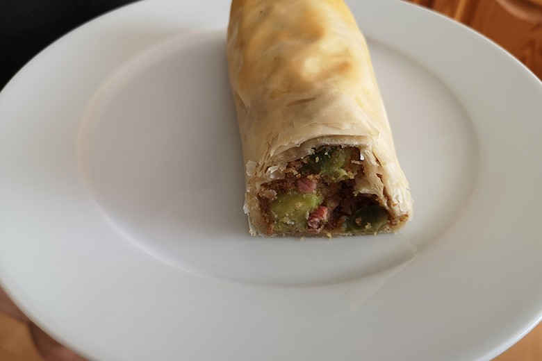 Speckstrudel mit Kohlsprossen