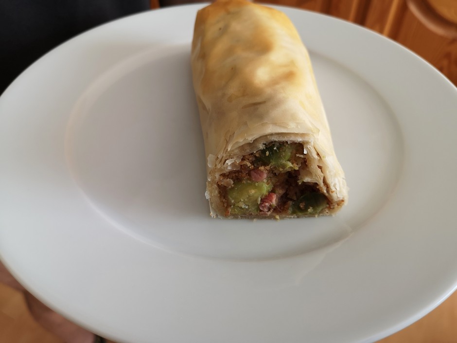 Speckstrudel mit Kohlsprossen