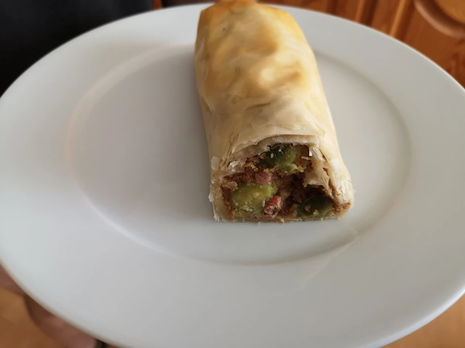 Speckstrudel mit Kohlsprossen