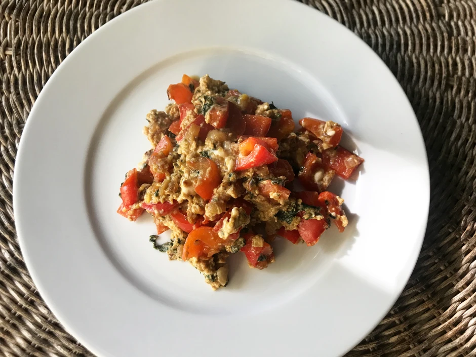 Eierspeise mit Paprika und Brennnesselspitzen