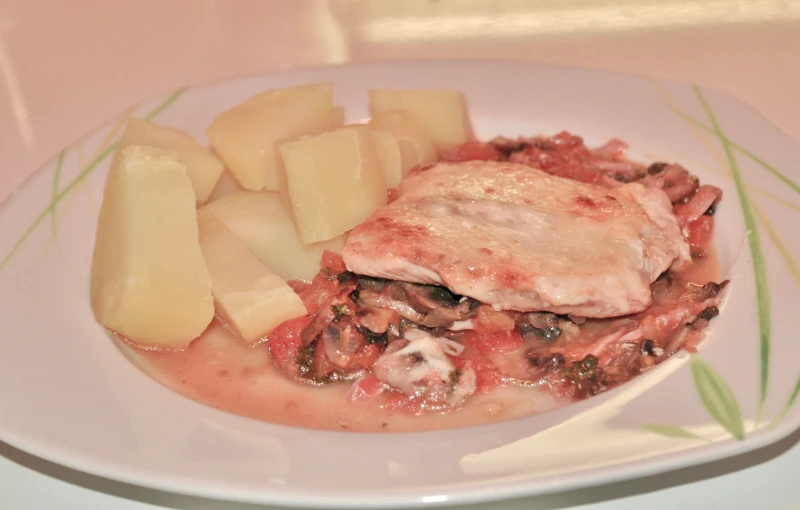 Überbackenes Fischfilet mit Gemüse