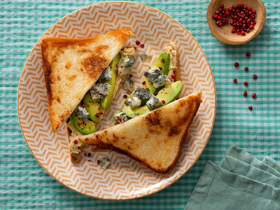 Toast mit Avocado, Hummus, w&uuml;rzigem Gorgonzola GU und rosa Pfeffer