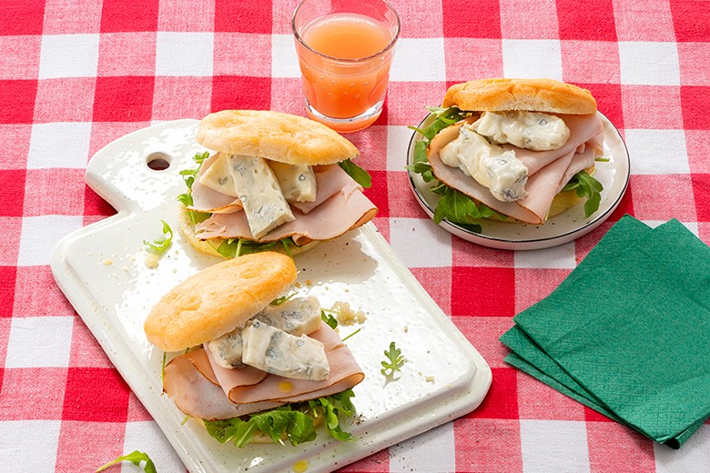 Gefüllte Fladenbrötchen mit Gorgonzola, Putenbrustbraten und Rucola