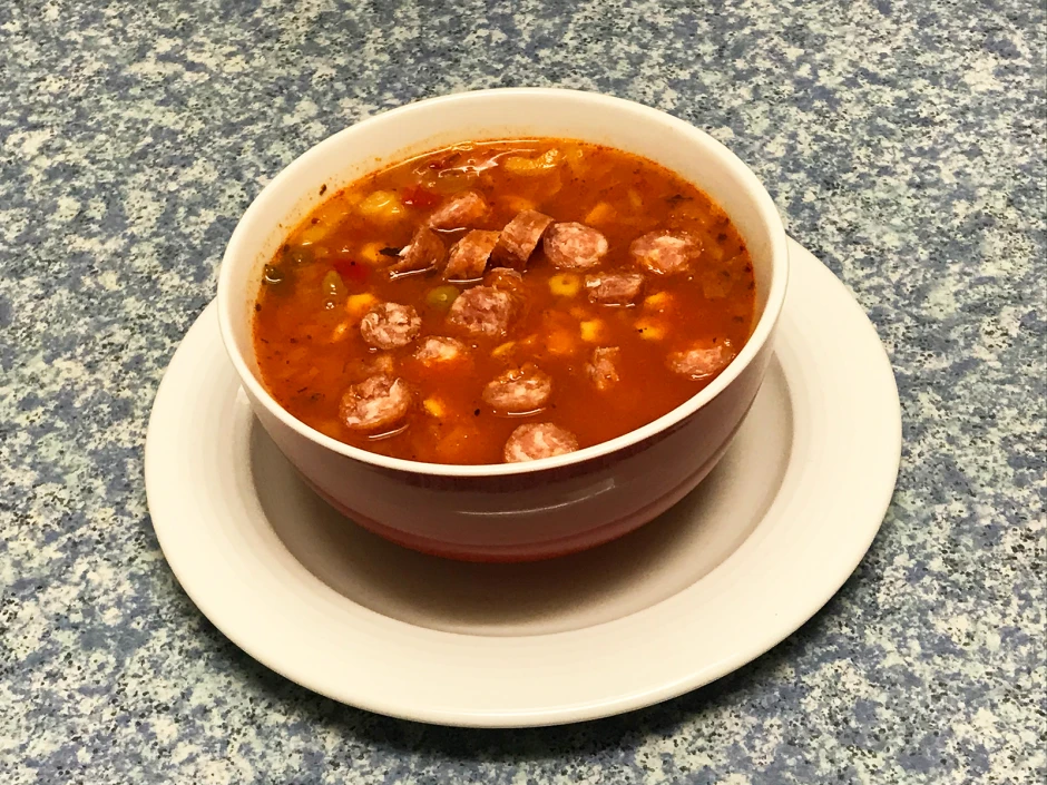 Minestrone mit Kaminwurzerl-Einlage