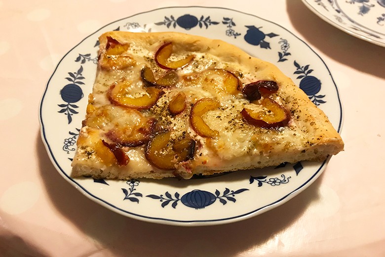 Weiße Pizza mit Zwetschken und Scamorza