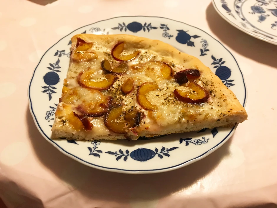 Wei&szlig;e Pizza mit Zwetschken und Scamorza